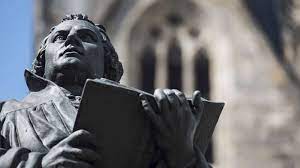 Martin Luther mit Bibel